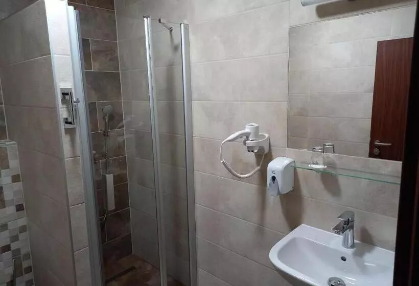 Majatalo Penzion A Restaurace U Hroznu