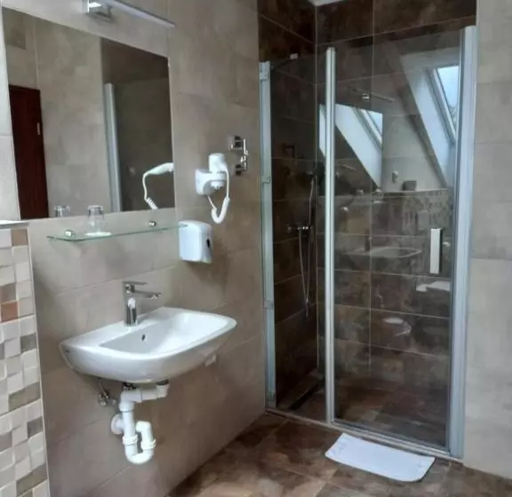 Majatalo Penzion A Restaurace U Hroznu