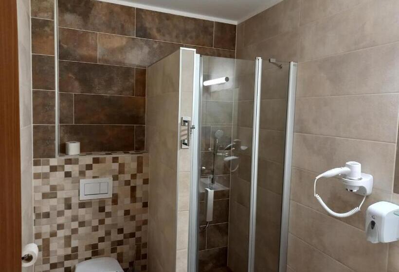 بنسيون Penzion A Restaurace U Hroznu