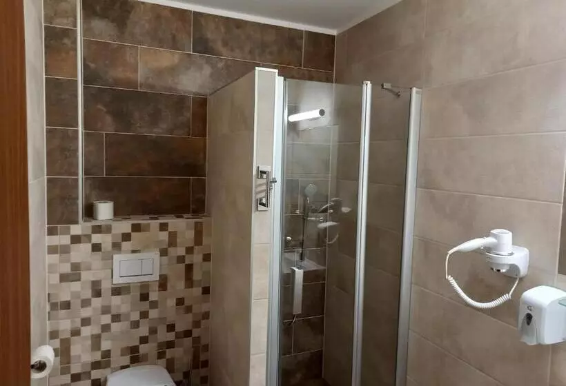 Majatalo Penzion A Restaurace U Hroznu