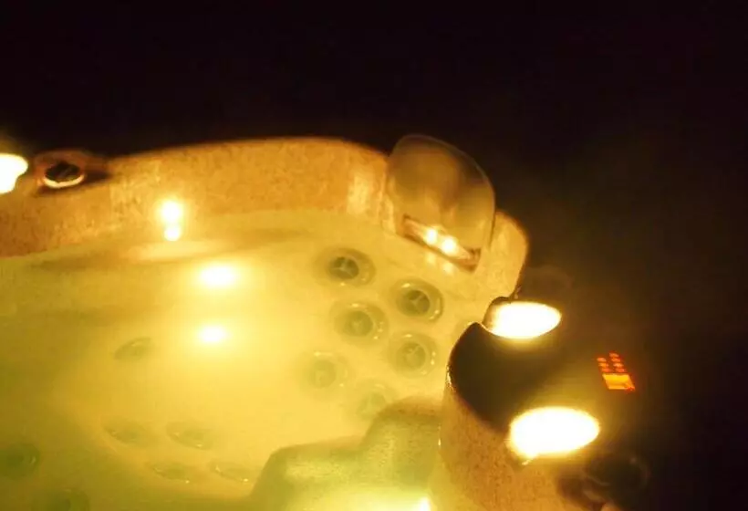 Majatalo Penzion A Restaurace U Hroznu