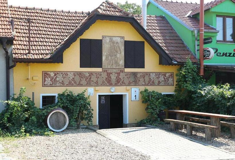 بنسيون Penzion A Restaurace U Hroznu