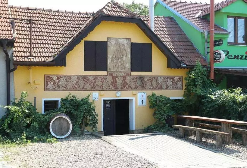 Majatalo Penzion A Restaurace U Hroznu