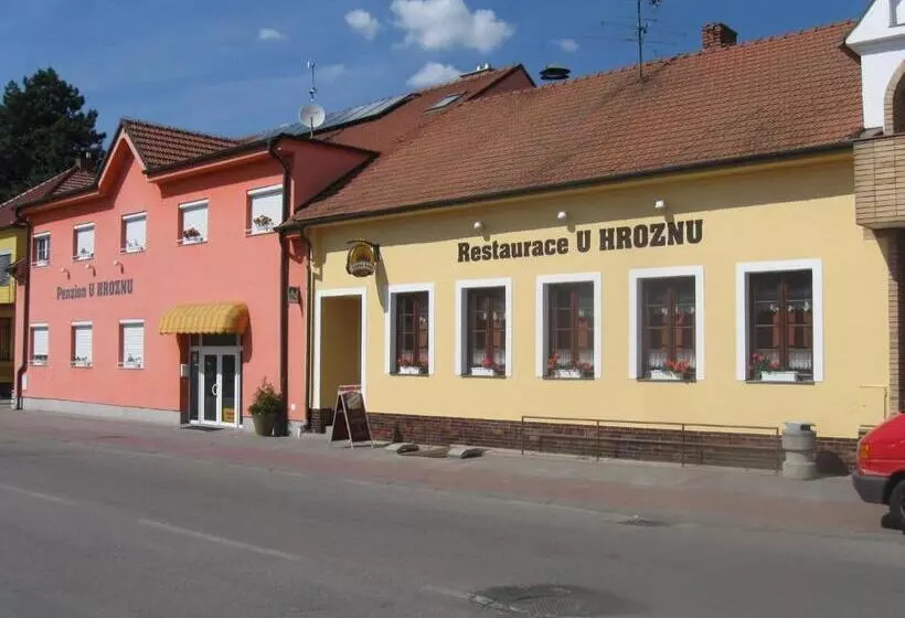 Majatalo Penzion A Restaurace U Hroznu