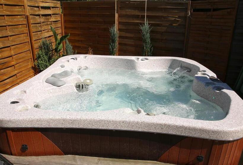 بنسيون Penzion A Restaurace U Hroznu