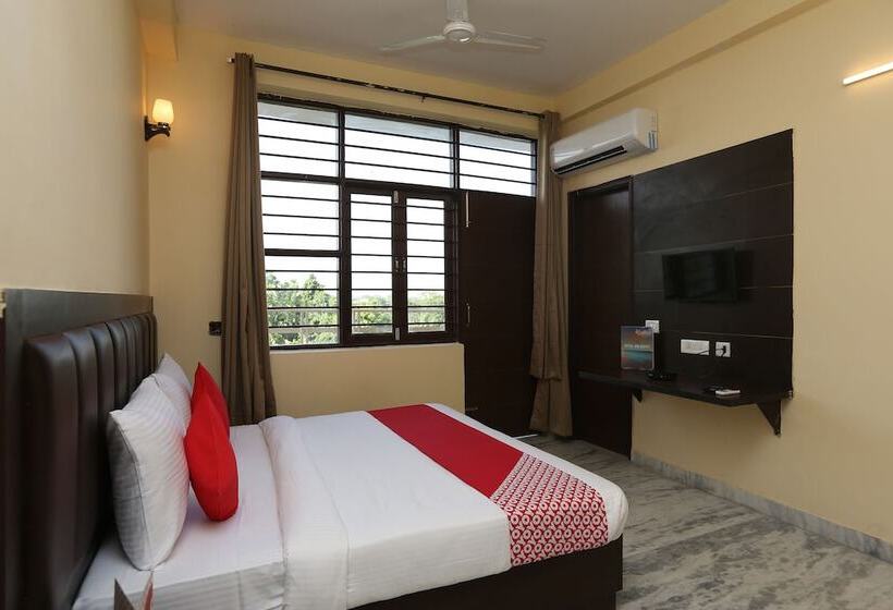 בית מלון כפרי Oyo 16562 Flagship Sector 11