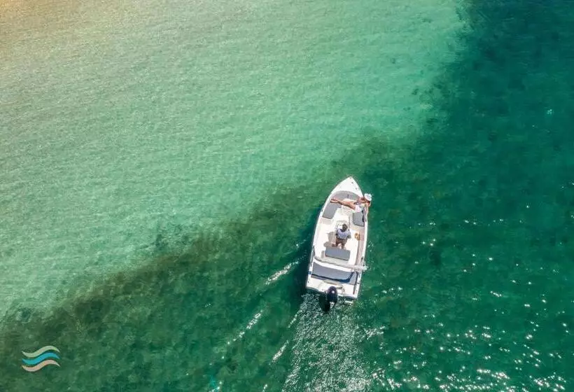 هتل Plataria Seaside Resort