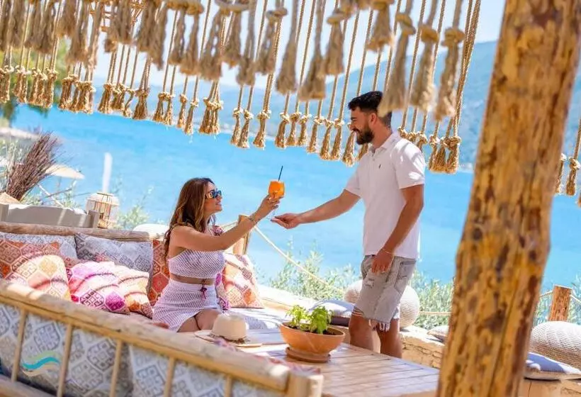 هتل Plataria Seaside Resort