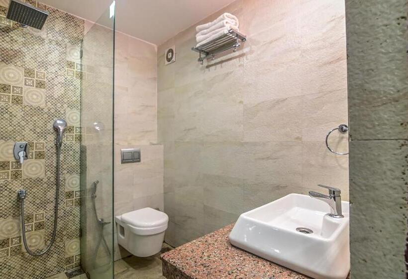 בית מלון כפרי De Falcon Goa Beach Resort