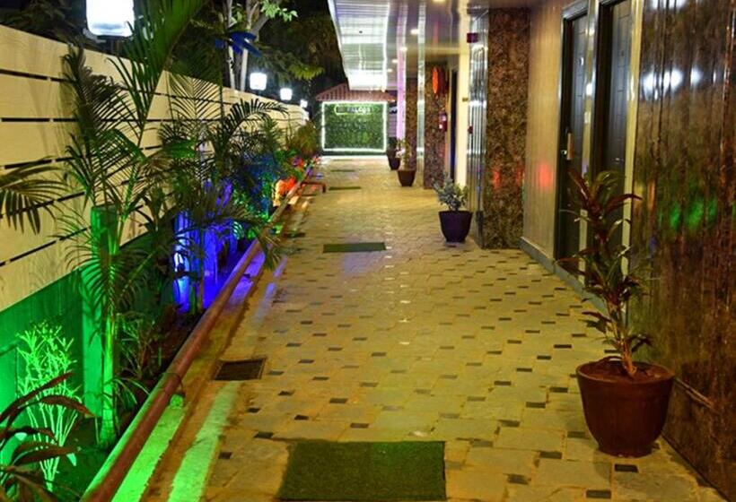 בית מלון כפרי De Falcon Goa Beach Resort