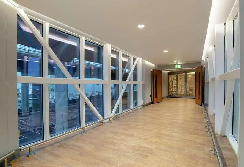 هتل Hilton Garden Inn London Heathrow Terminal 2 And 3