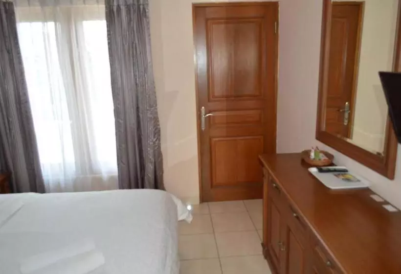 Hotel Lurus