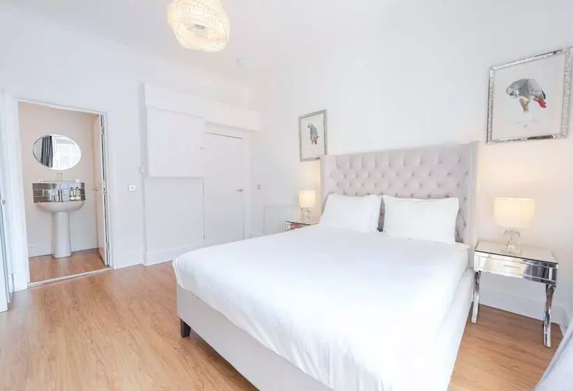 مسافرخانه Edinburgh Castle Apartments