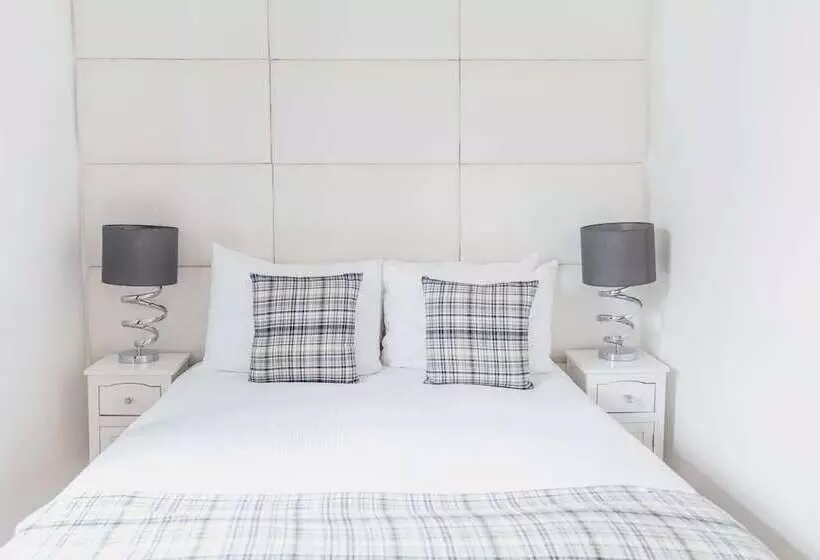 مسافرخانه Edinburgh Castle Apartments