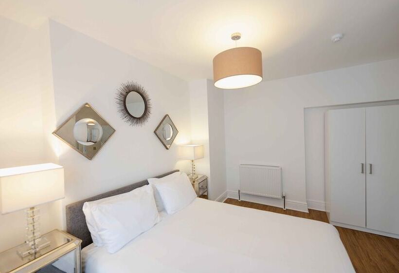 مسافرخانه Edinburgh Castle Apartments