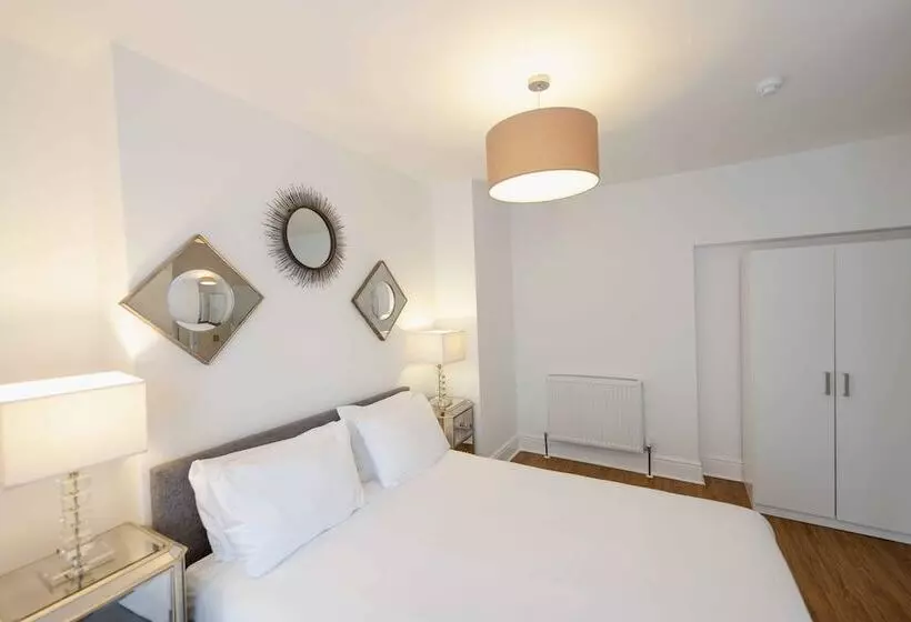 مسافرخانه Edinburgh Castle Apartments