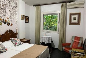 호텔 Hostal Pirineos