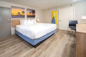 בית מלון כפרי Days Inn By Wyndham Atlanta Stone Mountain