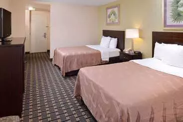 בית מלון כפרי Quality Inn & Suites Montebello   Los Angeles