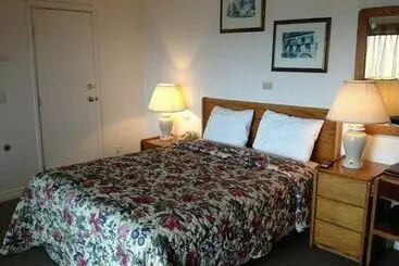 Cozy Cove Beachfront Resort