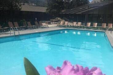 Resort Riverhouse Lodge