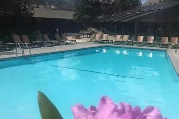 אתר נופש Riverhouse Lodge