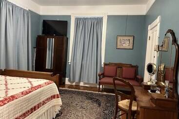 Brackenridge House Bed & Breakfast