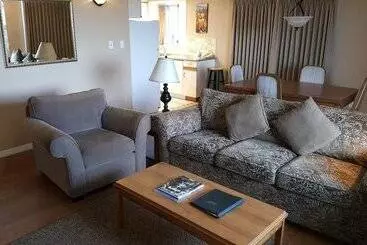 ホテル The Cedarwood Inn & Suites