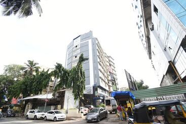 בית מלון כפרי Kings International Juhu