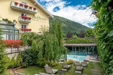 Отель Alpholiday Dolomiti Wellness & Family