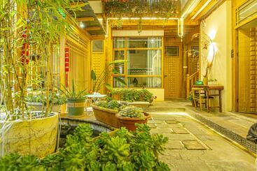 Lijiang Family And Hostel Inn