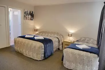 Econo Lodge Canterbury Court Motel