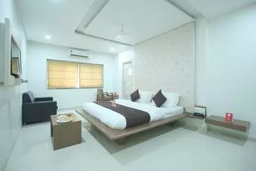 Oyo 9351 Hotel Rvg