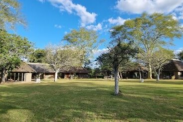 בית מלון כפרי Xanatseni Private Camp