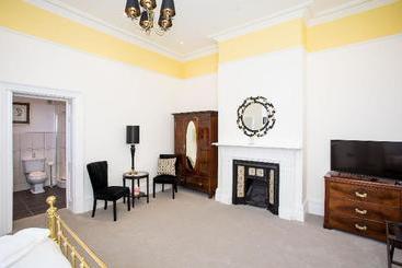 کلبه Torrington Hall