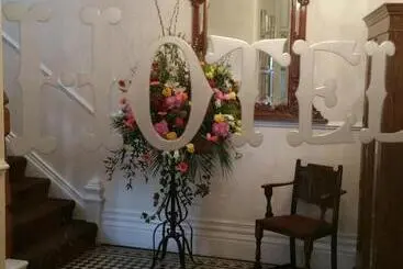 The Carre Arms Hotel & Restaurant