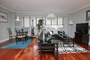 דירות לתיירים Renaissance Properties   21 & Chestnut