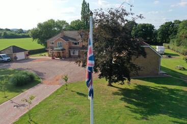 تختخواب و صبحانه Bricket House