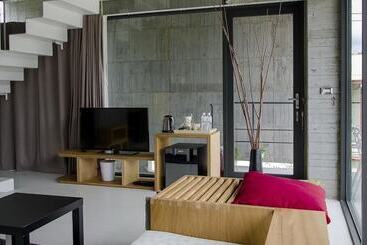 تختخواب و صبحانه One House