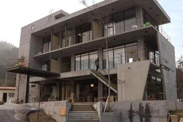 تختخواب و صبحانه One House