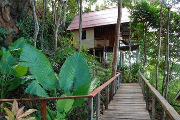 هتل Jungle Hill Beach Bungalow