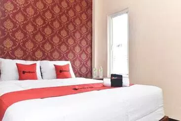 Pension Reddoorz Syariah Near Batu Night Spectacular