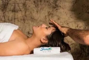 Bed and Breakfast Sandhi House   Yoga & Wellness