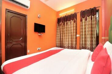 Oyo 14876 Hotel Samrat