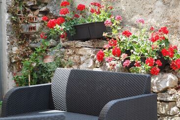 Captain Emo City Apartments