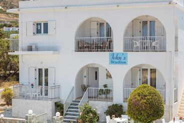 آپارتمان Bizas Rooms & Studios