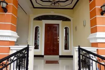 ベッドアンドブレックファースト The Executive Villa Inn & Suites