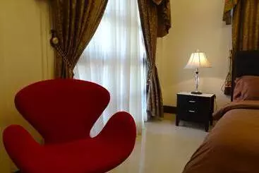 تختخواب و صبحانه The Executive Villa Inn & Suites