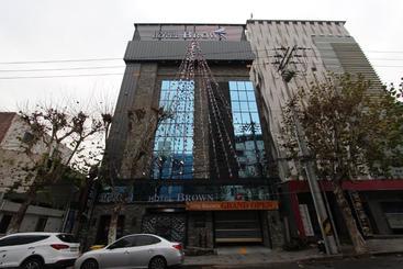 Hotel Brown