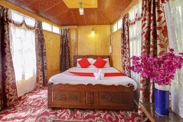 Pensão Amina Houseboat By Oyo Rooms